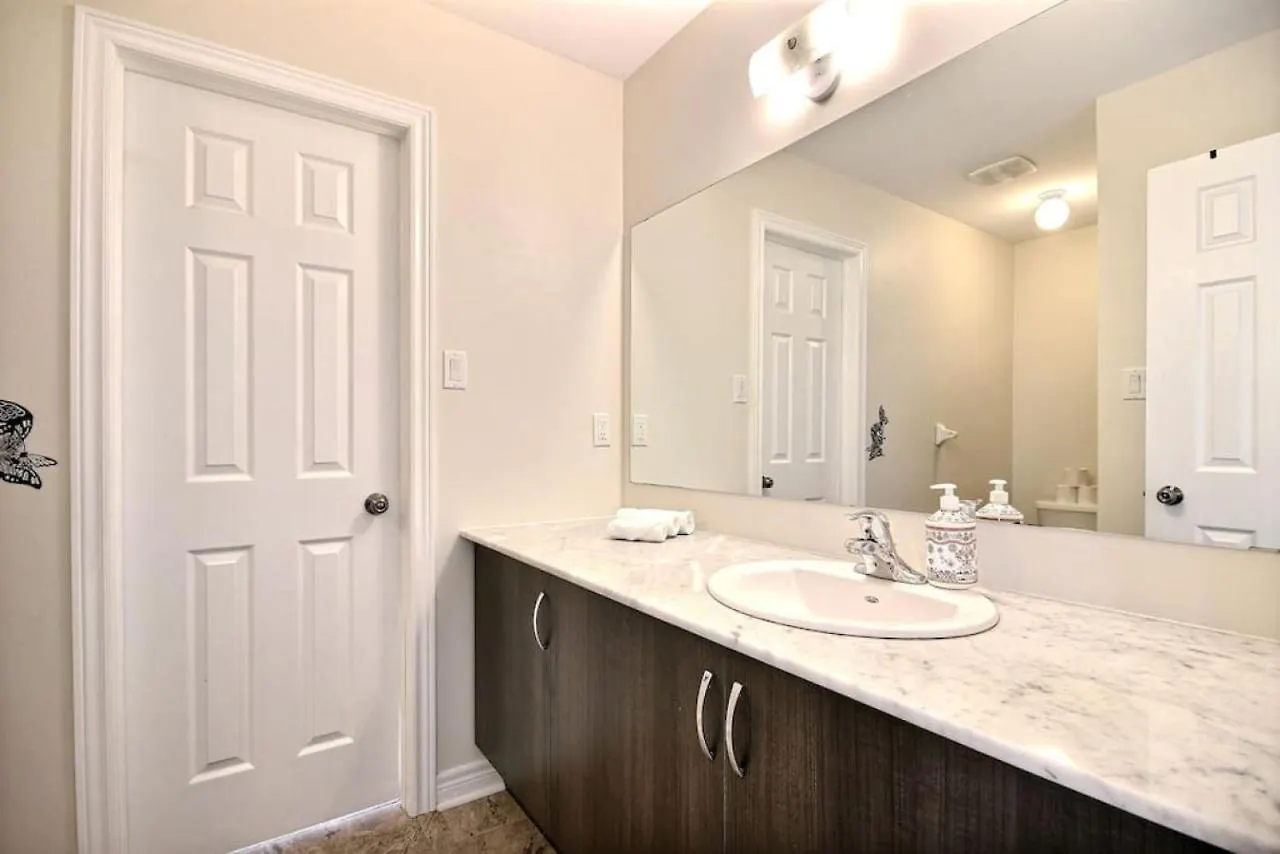 Luxury Home Mins From Waterfall Next To Transit Niagara Falls Сasa de vacaciones
